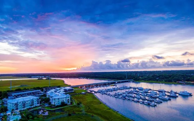 Marina y marisma al atardecer en St. Simons Island